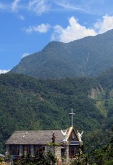 Fototapeta na wymiar góra kościół