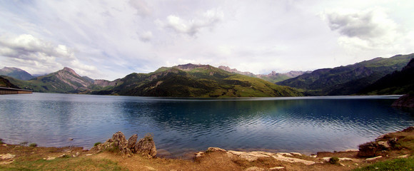 Fototapeta na wymiar lac de roselend