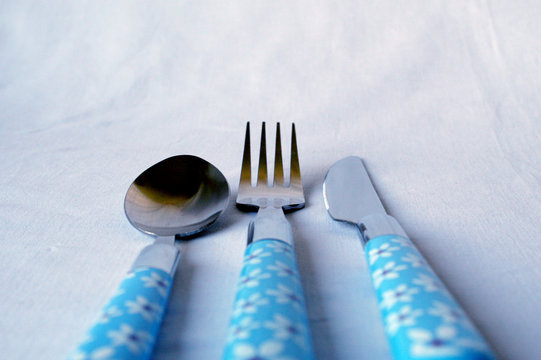 à table: cuillère, couteau, fourchette