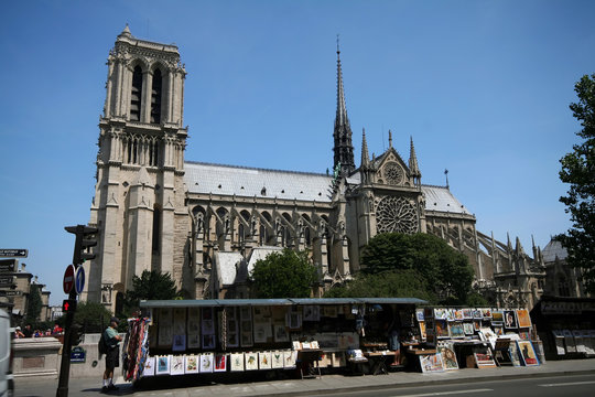 tourist shop in paris