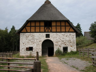 Obraz premium altes fachwerkbauernhaus