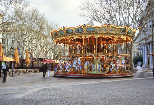 carousel avignon market square