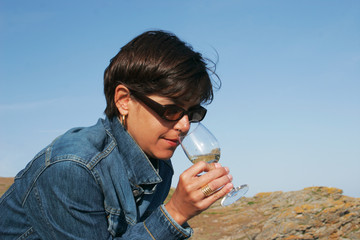 femme sentant du vin