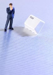touche  de clavier et figurine d'homme d'affaires