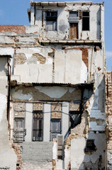 Fototapeta na wymiar immeuble en ruine sur le malecon