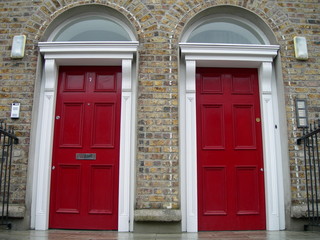 Fototapeta na wymiar dwie czerwone drzwi