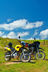 Fototapeta na wymiar dwa motocykle