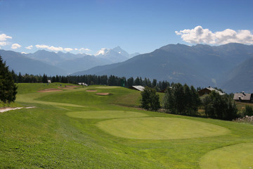 golf hole 8 in crans-montana