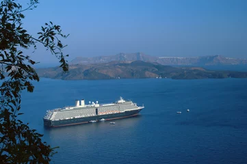 Papier Peint photo Lavable Santorin cruise ship santorini