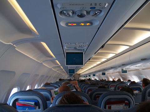 interior de un avion de pasajeros