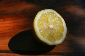 lemon on cutting boad
