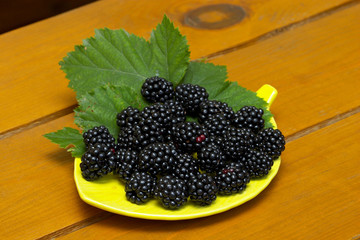 plate of blackberries