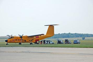 airplane loading parachutists