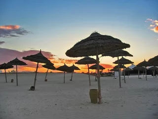 Photo sur Aluminium Tunisie parasols sur une plage