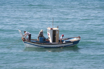 pescadores en barca