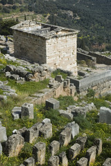 Fototapeta na wymiar treasury of the athenians, delphi, greece