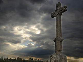 croix sous un ciel d'orage