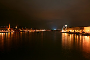 Fototapeta na wymiar Budapeszt, widok z boku parlamentu