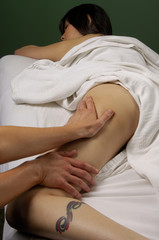 Obraz na płótnie Canvas masseuse massaging leg at spa salon