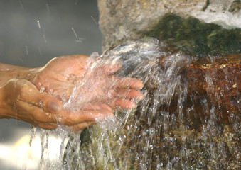 Fototapeta premium main sous l'eau