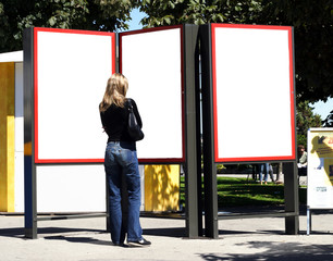 jeune fille et panneau