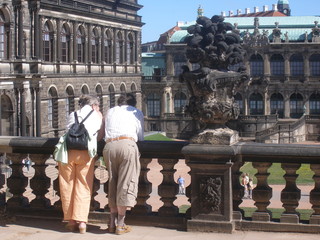 paar blickt auf zwinger in dresden