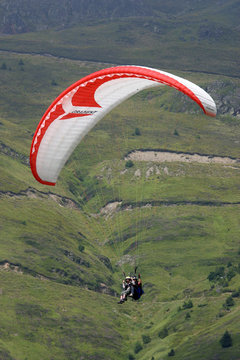 der paraglider &uuml;ber dem col du tourmalet