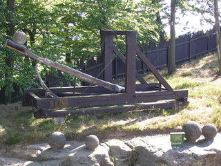 mittelalterliches katapult mit steinkugeln