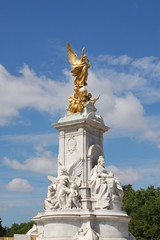 Fototapeta na wymiar victoria statue at buckingham palace