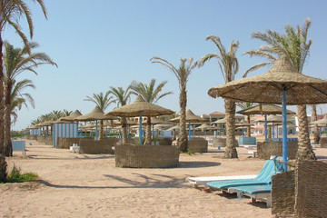 Fototapeta premium plage et parasols 1