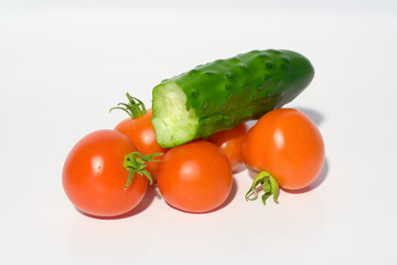 tomaten und gurken auf weiss ao_060822_2363.cr2