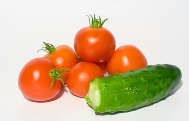 tomaten und gurken auf weiss ao_060822_2358.cr2