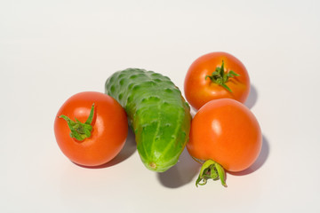 tomaten und gurken auf weiss ao_060822_2340.cr2