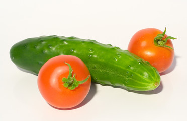 tomaten und gurken auf weiss ao_060822_2337.cr2