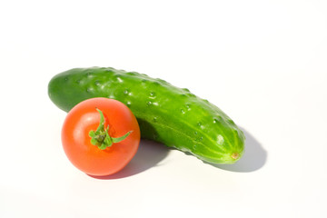 tomaten und gurken auf weiss ao_060822_2334.cr2
