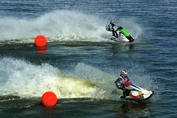 Foto auf Acrylglas Wasser Motorsport zwei Jetskis fahren von roten Kugeln