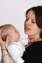 mama mit kind auf dem arm