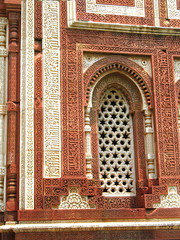 fenetre sculpt&eacute;e en pierre,rouge et blanche