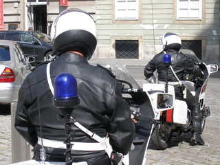 zwei motorradfahrer polizei militärstreife