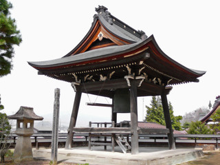 Obraz premium bell tower in a buddhist temple, japan