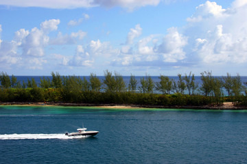 Obraz premium boat travelling through deep blue caribbean water