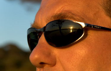 homme avec des lunettes de soleil