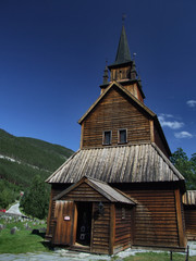 Fototapeta na wymiar stary drewniany zabytkowy kościół