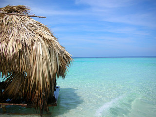 Fototapeta na wymiar hat on paradise island