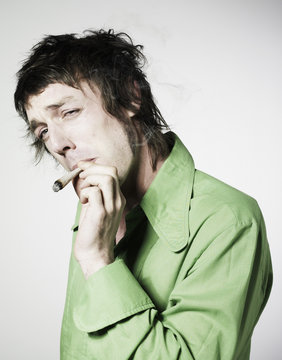 homme avec un joint
