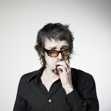 homme avec un joint