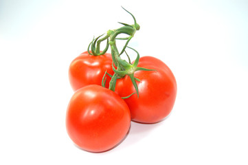 drei tomaten mit stengel