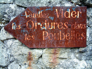 veuillez vider les ordures dans les poubelles