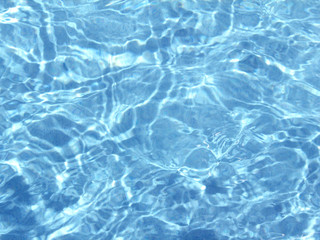Fototapeta na wymiar fale w wodzie basenowej