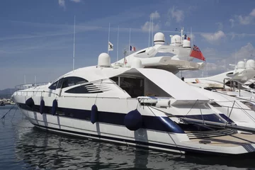 Crédence de cuisine en verre imprimé Sports nautique yacht de luxe dans le port de saint-tropez